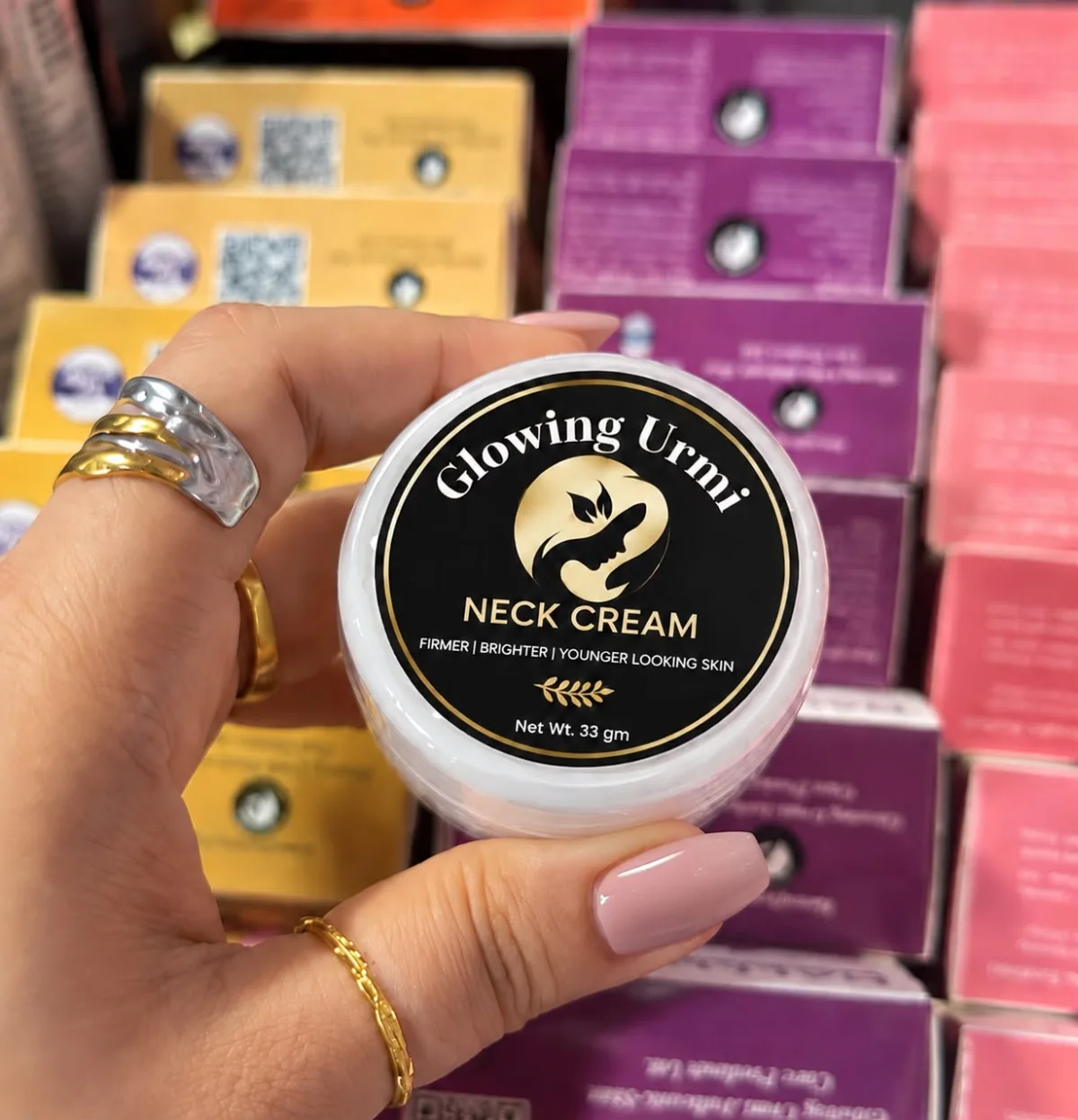 Glowing Urmi Neck Cream